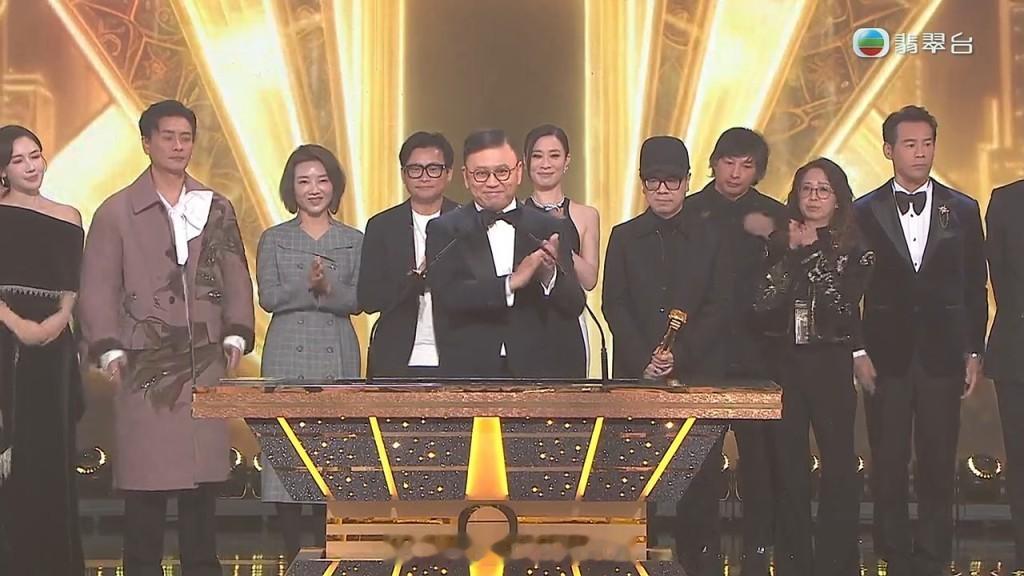 星岛：万千星辉2025丨曾志伟获万千光辉荣誉传奇大奖：是时候卸任落来 离职TVB