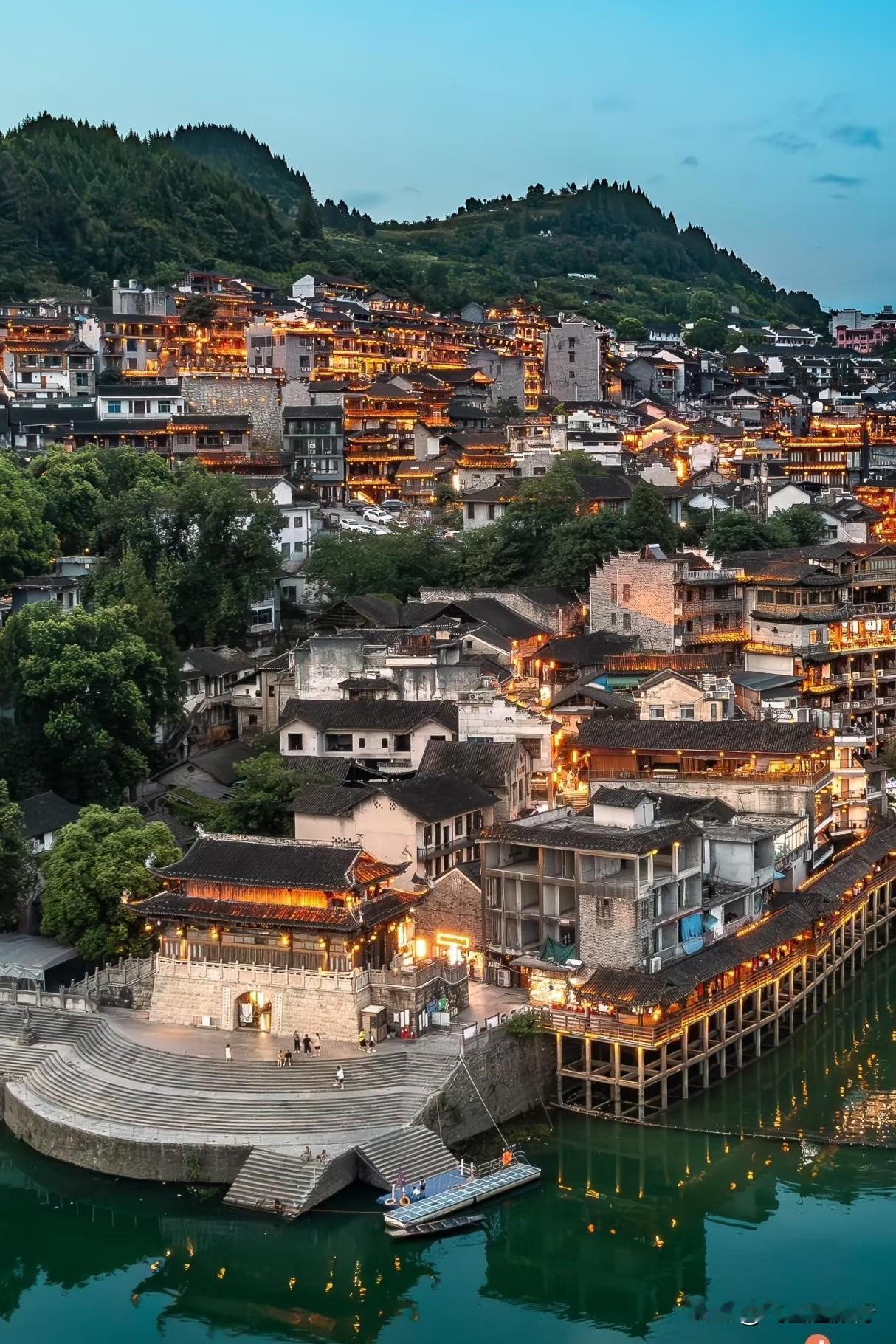 盘点中国最美的古镇，如果你厌倦了城市的车水马龙，不妨去这20个古镇走走。

1，