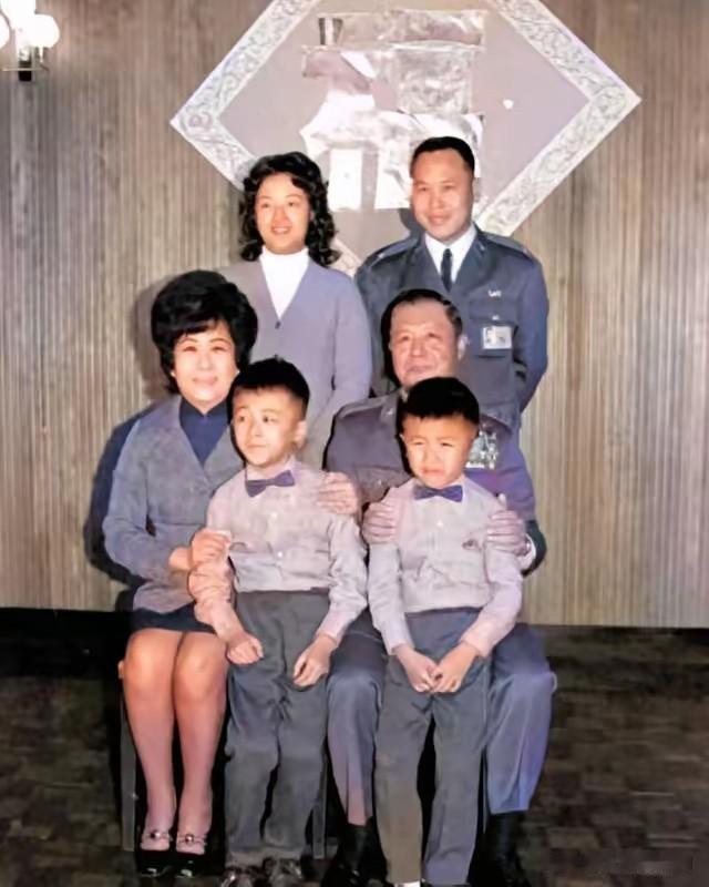 有知道这张图片中人物历史背景的吗？这里本是他的家，却永远也没有胆量回来了。