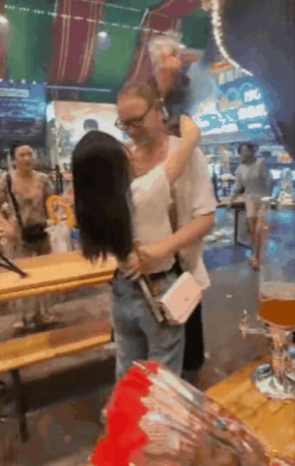 青岛夜市外教两小时拿下小女生，是一见钟情还是崇洋媚外得拎清楚。
 
8月10日，