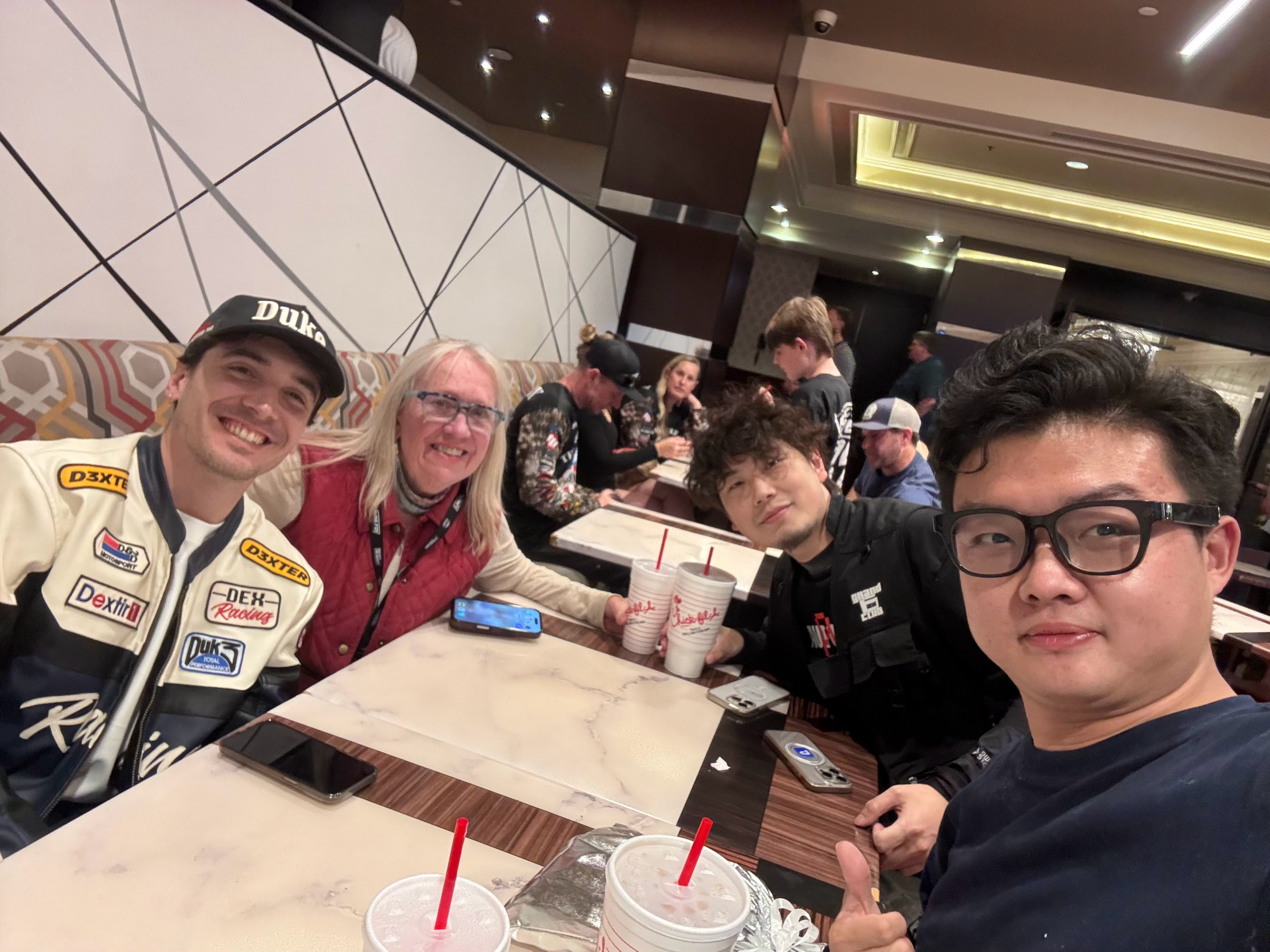 Mint400赛检日，见到了一群老朋友。在拉斯维加斯还能时不时被车队和车手认出来