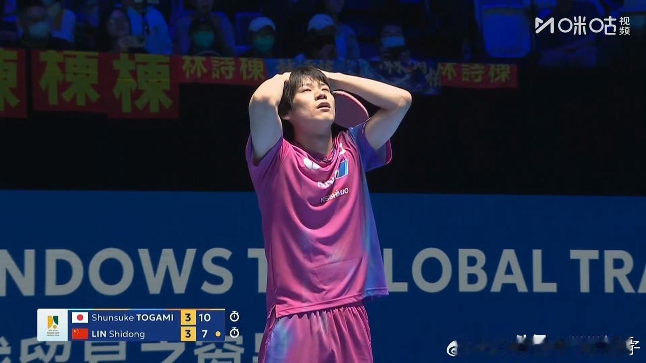 户上隼辅今晚这球衣换的挺成功啊。
看得出来户上确实很想赢，在第四局局间换了球衣后