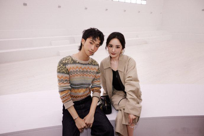 #杨幂恩利巴黎秀场合照# 杨幂恩利巴黎秀场合照，男帅女美清新养眼的姐弟是啦~ ​