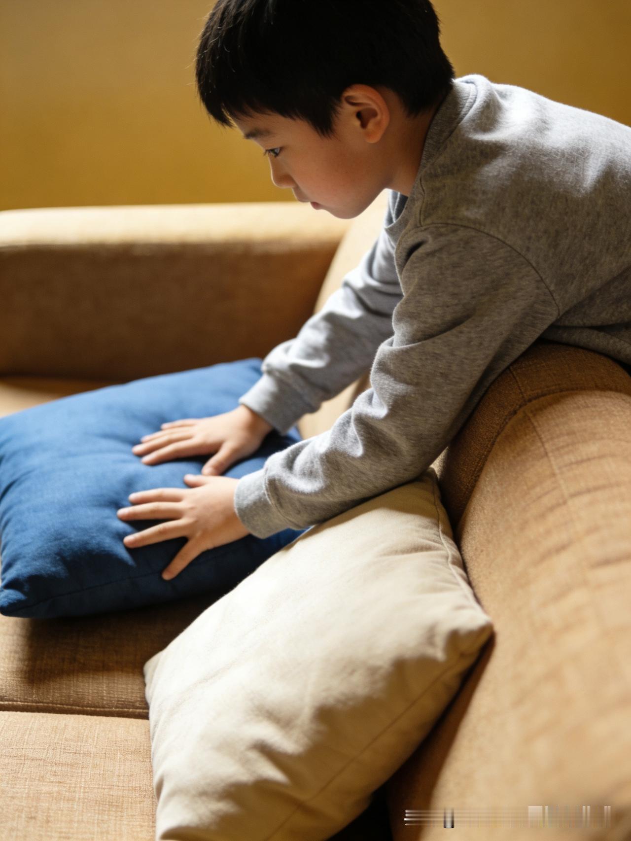 分享一件幸福感小事
 
今日大扫除，家里的小不点们主动来报到！
 
孙子认领了阳