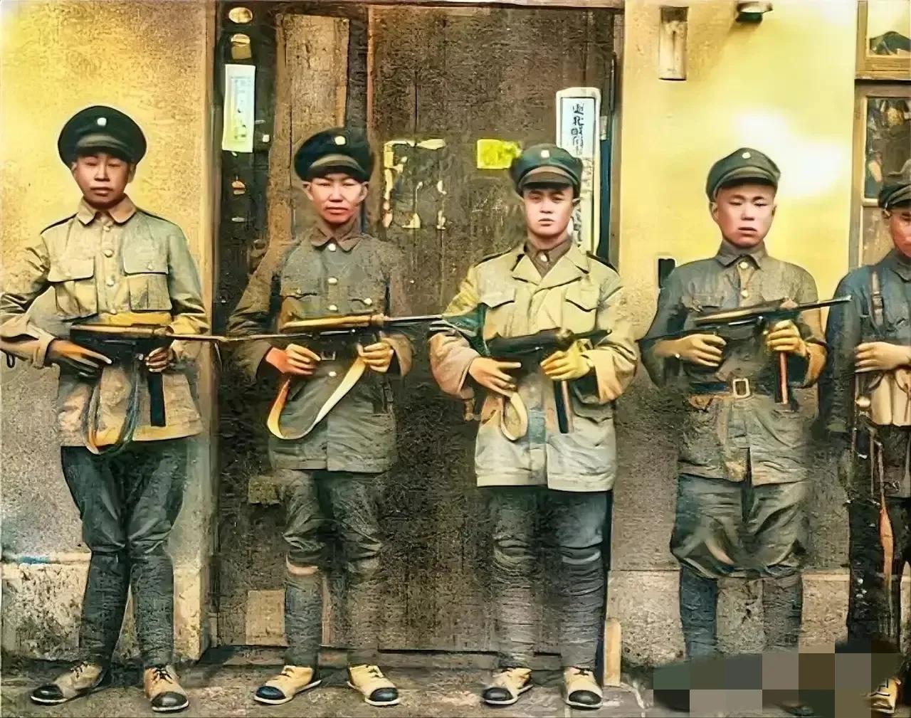 1949年，几名国军士兵，一张罕见的留影，照片中的他们并排而立，手里拿着先进的武