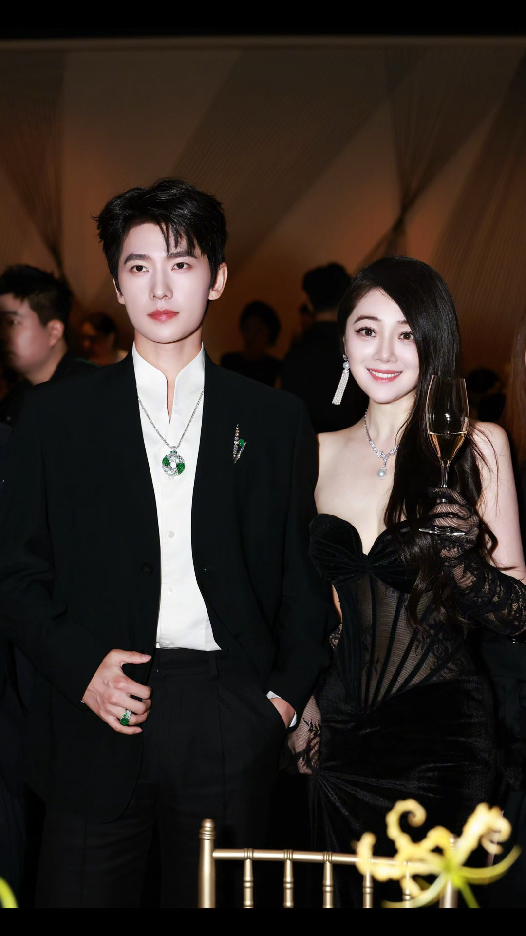 杨洋晚宴人气杨洋捡到的合照，杨洋精致得莫法！
