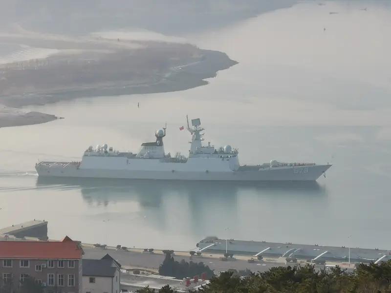 视频中这位海军战士手中所持的武器装备，有可能是激光武器，在军港一定范围内的空域中