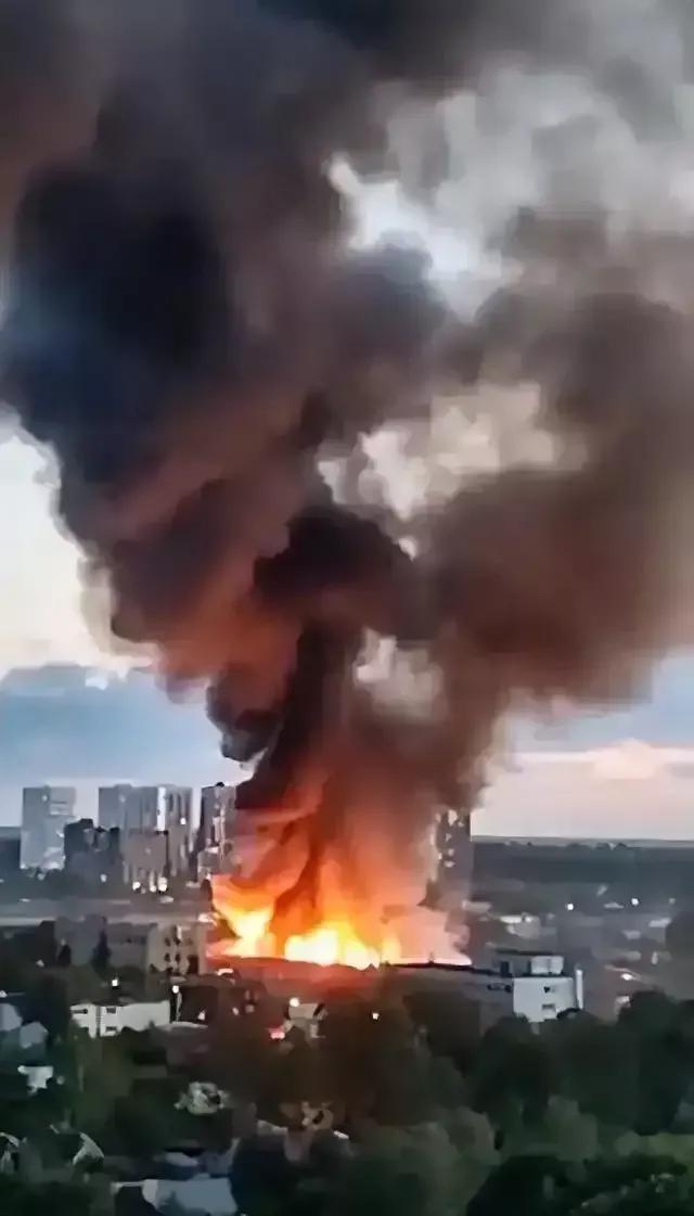 莫斯科这是怎么了？是烟头还是无人机干的？看到火光冲天的样子烧得很厉害啊！到底是不