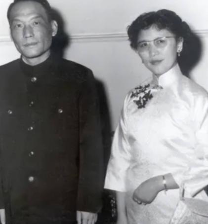 1982年，中央统战部副部长熊向晖已经63岁了，从领导岗位上退下来。叶剑英知道后