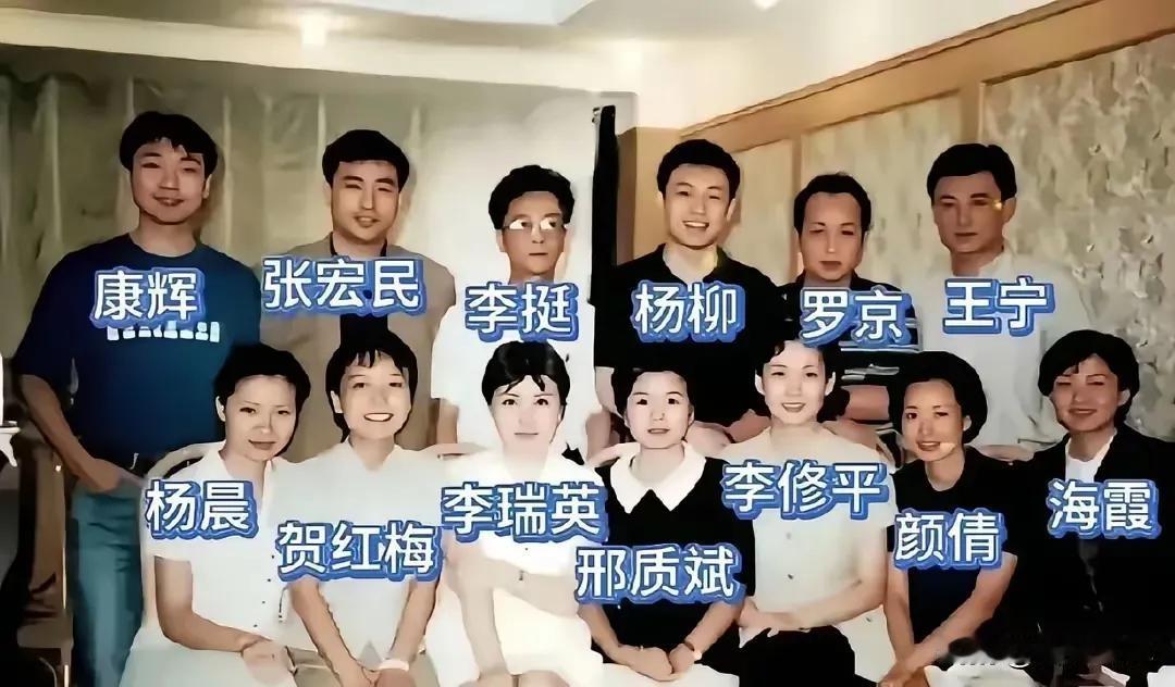 见证诸多重大历史时刻，与时代发展紧密相连。时代的宣传员， 值得百姓敬仰 ！