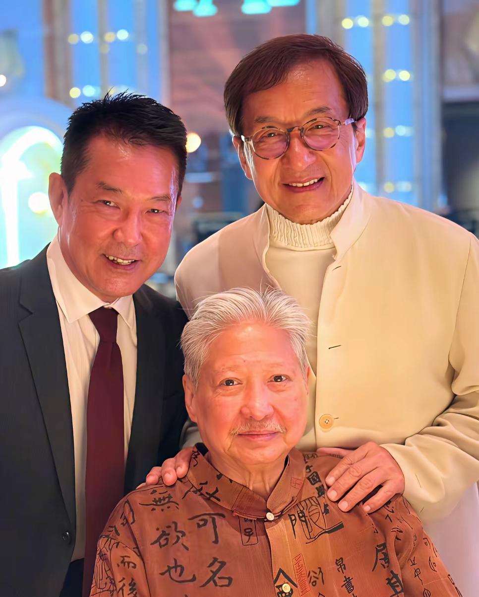 三位朋友开心合影，笑容满面。26年7月马来西亚留影[作揖]都认识这三位吧[赞]朋