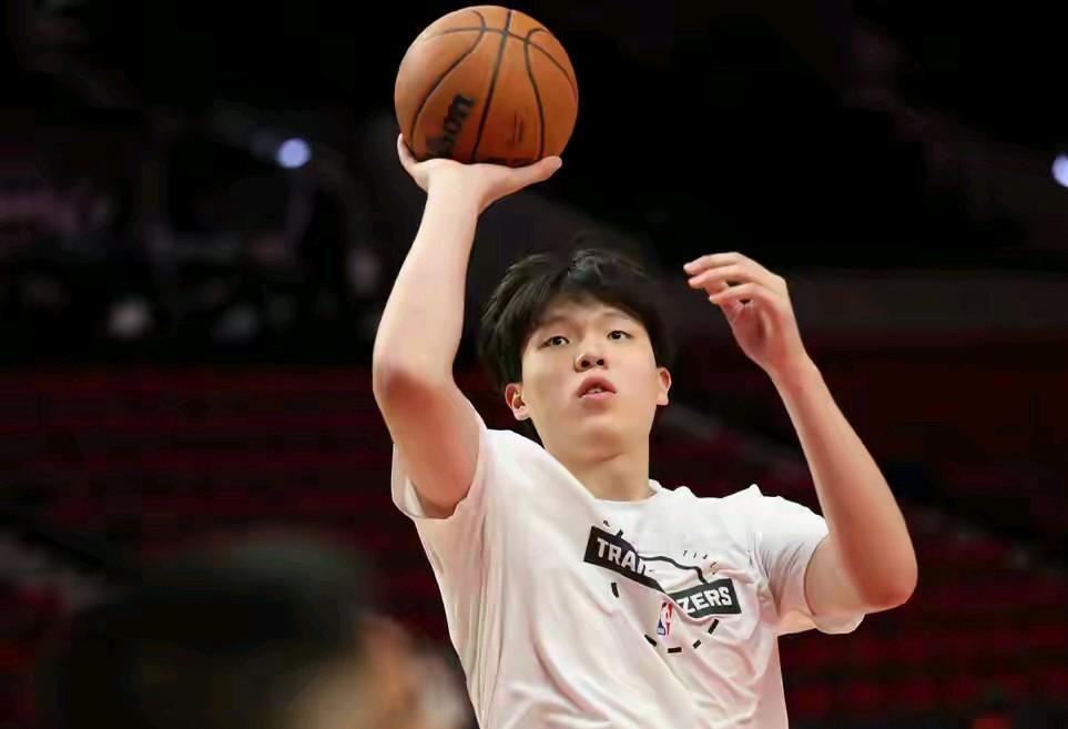 杨瀚森已经连续几场没有获得出场机会了啊，再这样下去，这样的nba之路无球可打，也