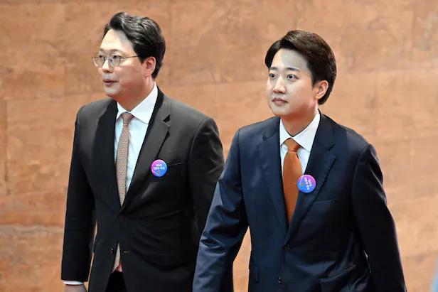 李在明就职典礼进入会场时，
现场300多人“大部分”起立鼓掌。
约3分15秒的掌