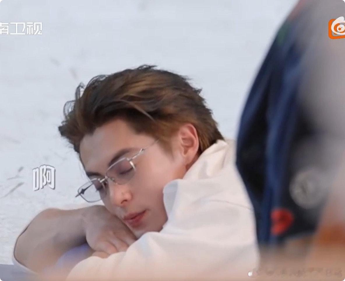 吴泽林给王鹤棣全身按摩亲爱的客栈约定兑现成功，野生按摩师吴泽林业务能力满分 