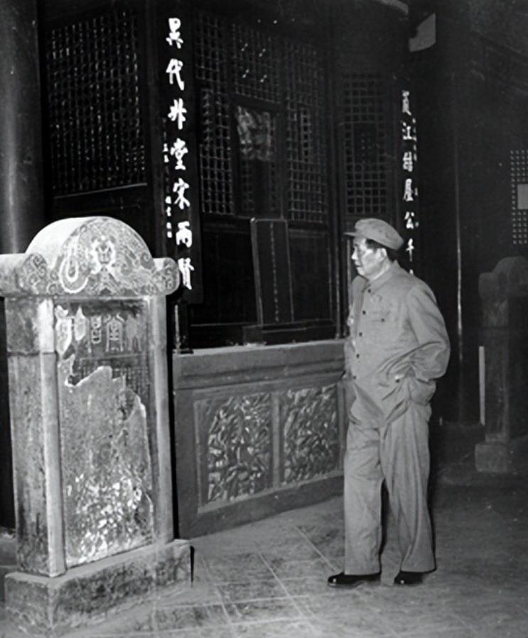 1958年3月6日，
成都会议期间，
主席参观成都武侯祠时，
在诸葛亮殿正中的楹