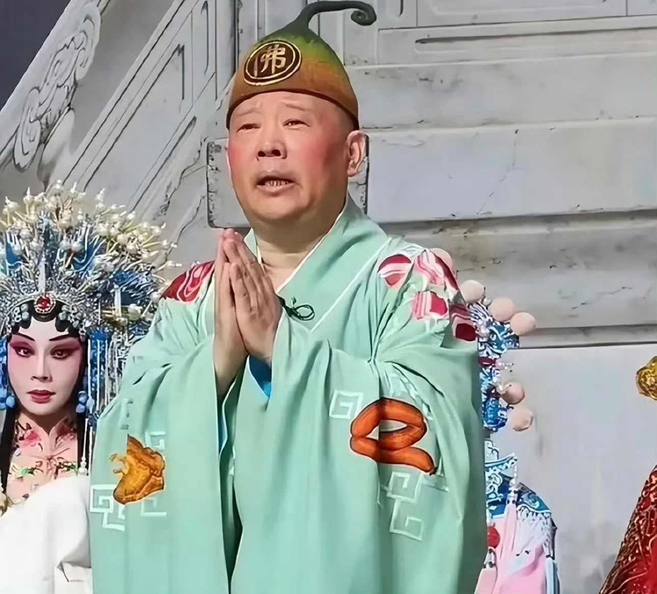 郭德纲造型我从来不听郭德纲，没什么感觉。但是希望举报的事能大事化小演艺圈需要整顿
