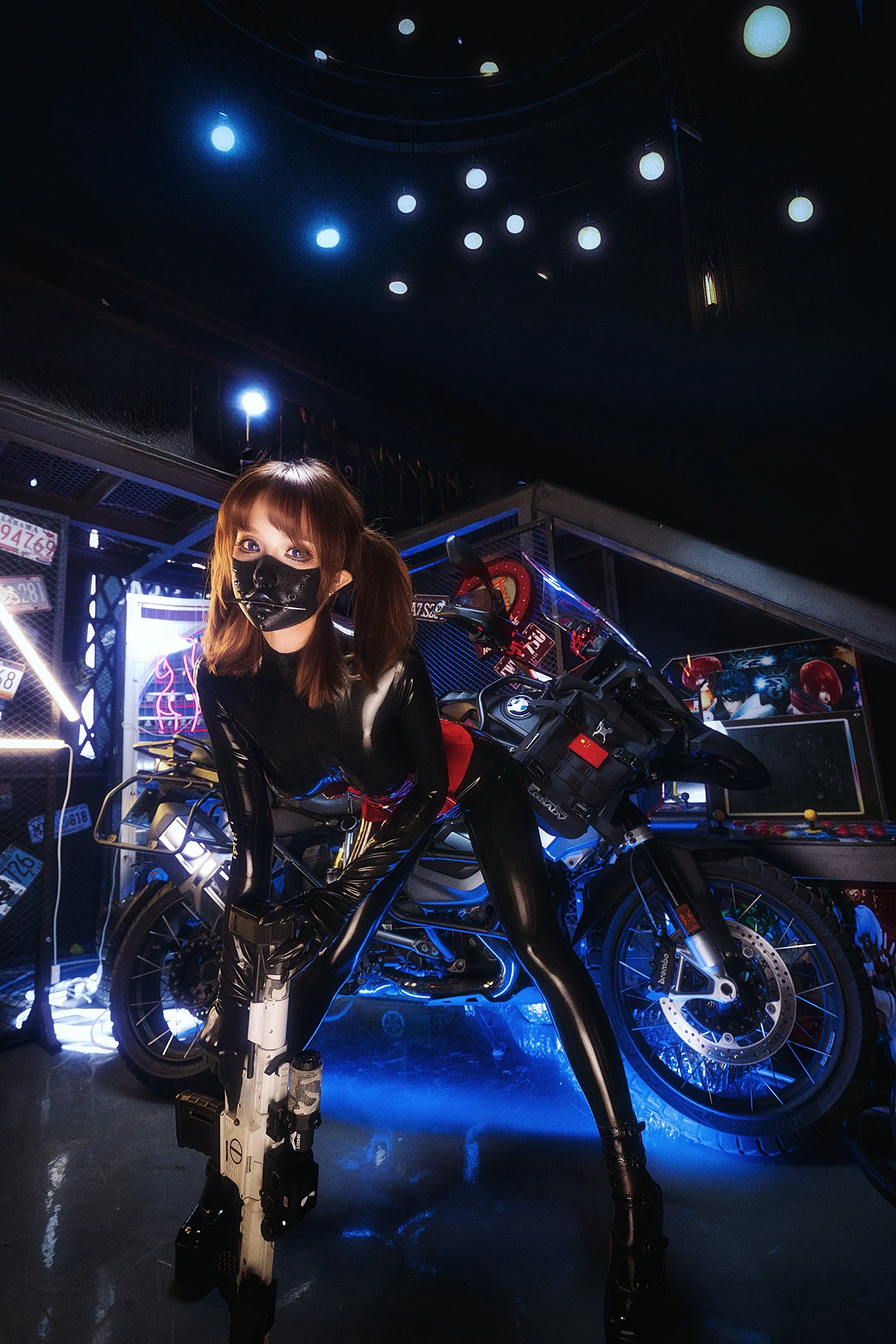 五彩斑斓的黑。出境模特 带的面具是 的