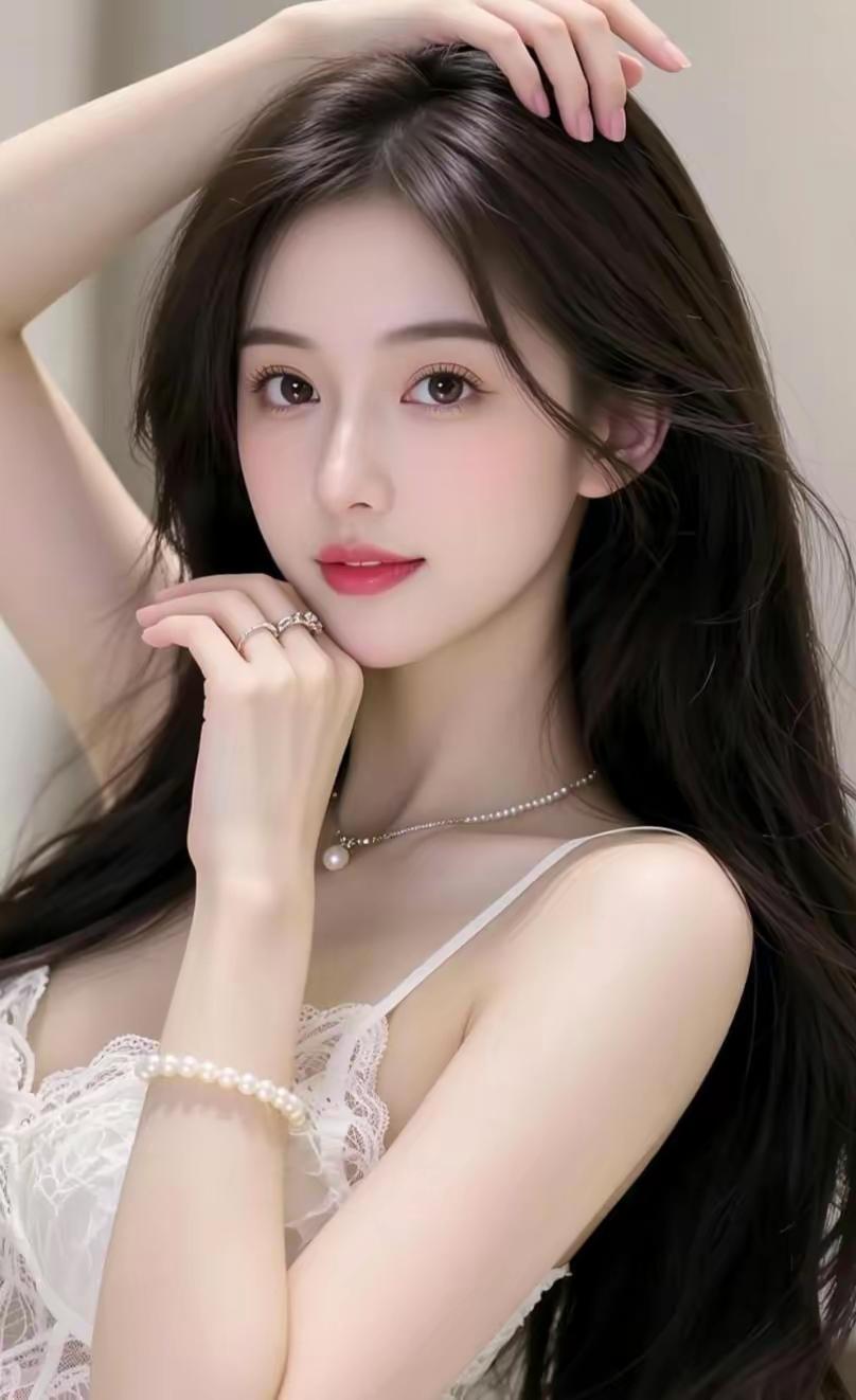 玉手抚发间，红颜似玉人。