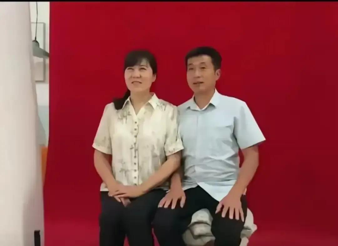 杨姨在视频里红着眼说又跟龙爸散了，三年里合合分分第四回，网友都笑这是中老年版偶像