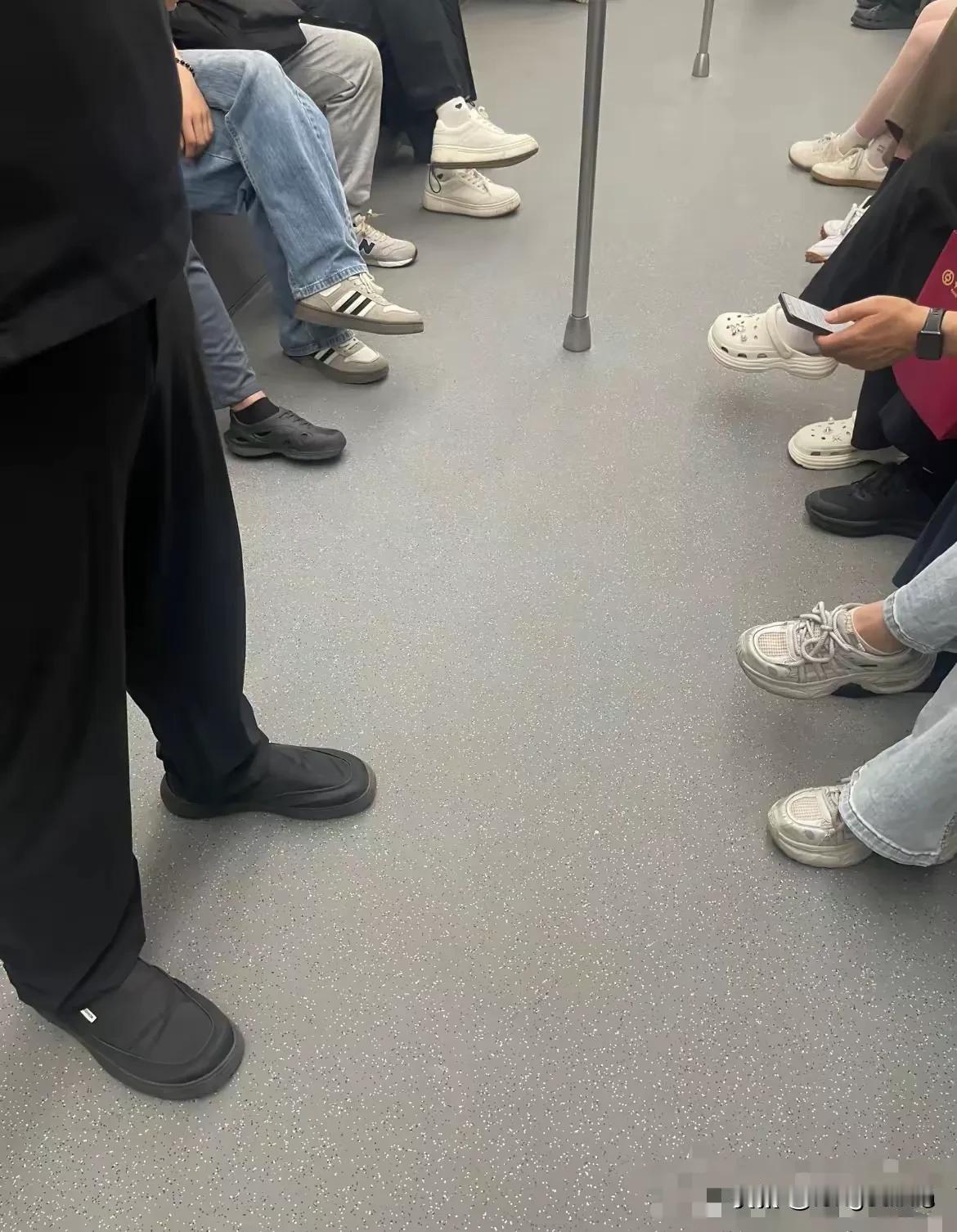 老登们还爱着高跟鞋，年轻人直接把高跟鞋弃之如敝履了。真的是敝履了



记得年轻