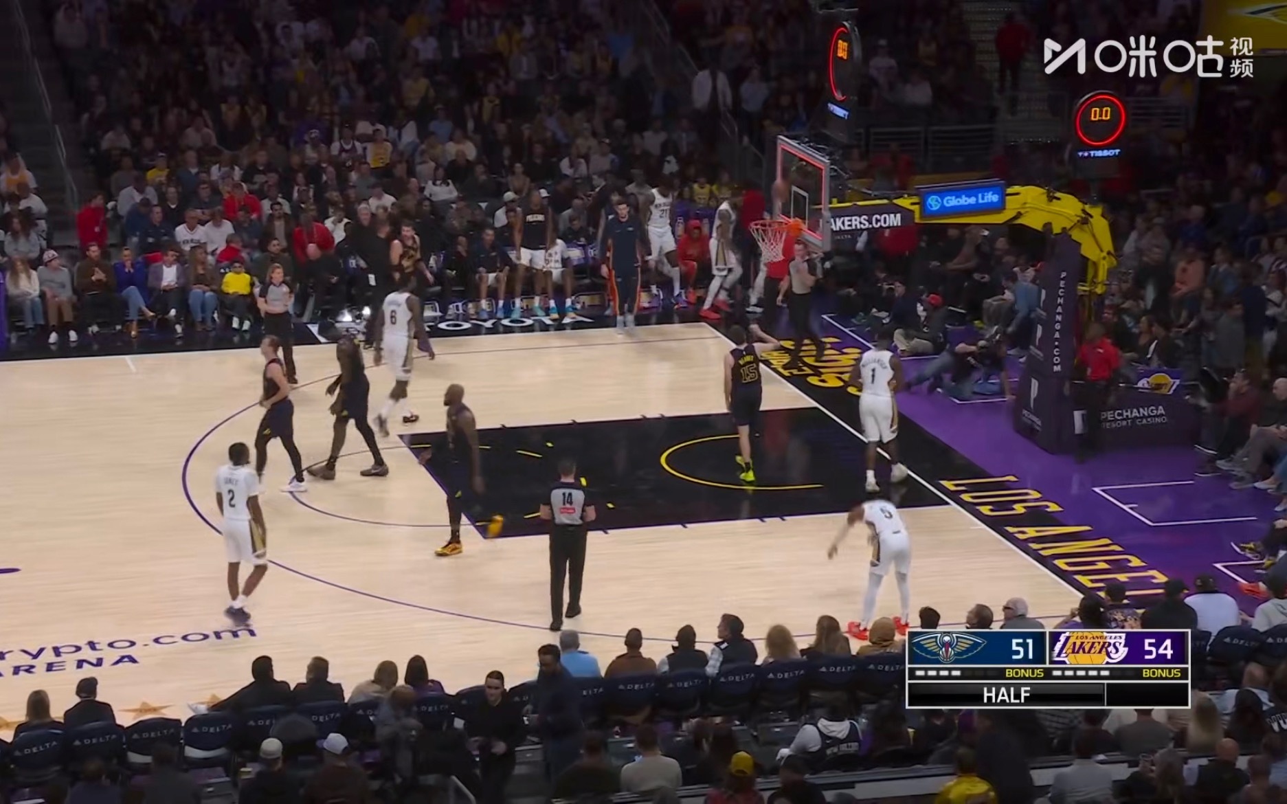 第二节，两队在搞什么，51-54，湖人3分优势。 