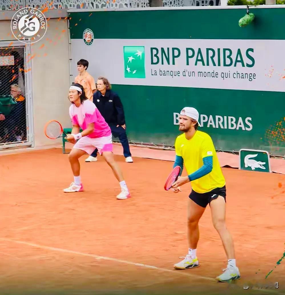 张之臻/马哈奇组合继续前进，在今晚的法网男双第二轮比赛中，他们以7-5、6-2 