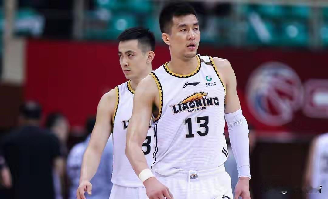 郭艾伦VS赵继伟：实力对比，究竟谁更强。
 
1. 持球进攻（郭艾伦胜）
 郭艾