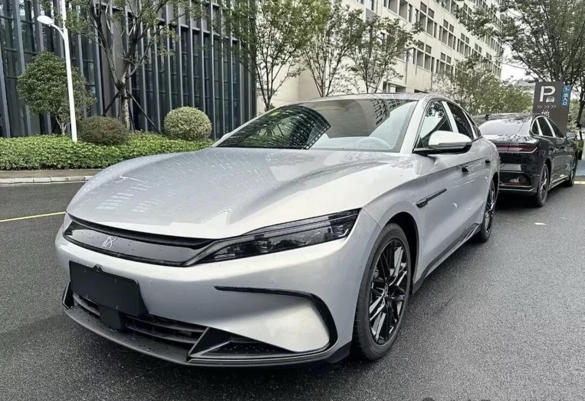 2026款比亚迪汉要来了，猜猜定价15.98万起？外观日常熏黑运动风，网友吐槽几