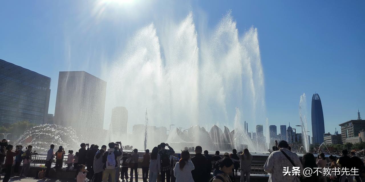 济南泉城广场还有喷泉吗？感觉人气不旺了呢。
     济南旅游市场，也就趵突泉还