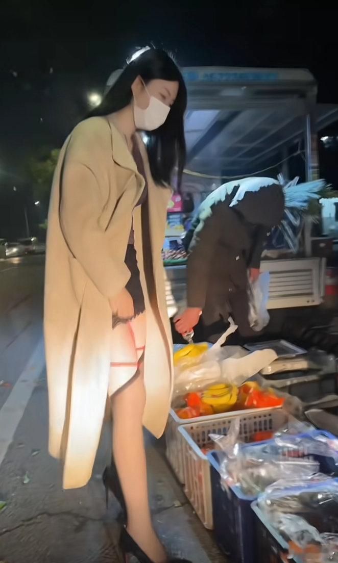 感觉老板没心情卖水果了[吃瓜] ​​​