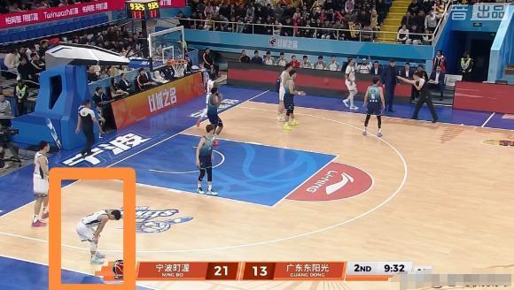 广东东阳光巨星徐杰真是太让人心疼了！在今天广东东阳光客场挑战宁波町渥的比赛中，当