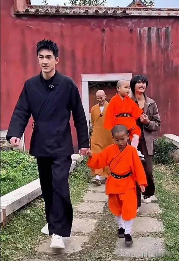 晨光洒落寺院，林更新踏入这片宁静之地，跟着小师傅学武。小师傅一招一式有板有眼，林