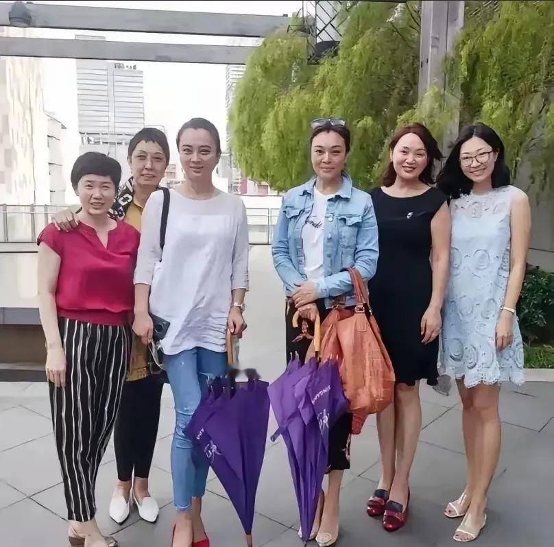 李玲玉和史可等闺蜜重聚，6人之中就属她最漂亮！其他人没她漂亮不意外，因为那4个都