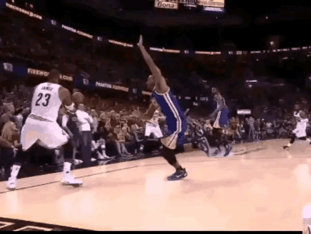 詹姆斯三分投篮被防守球员盖帽，詹姆斯在下落时，可能条件反射右脚抬了起来，踢到了防