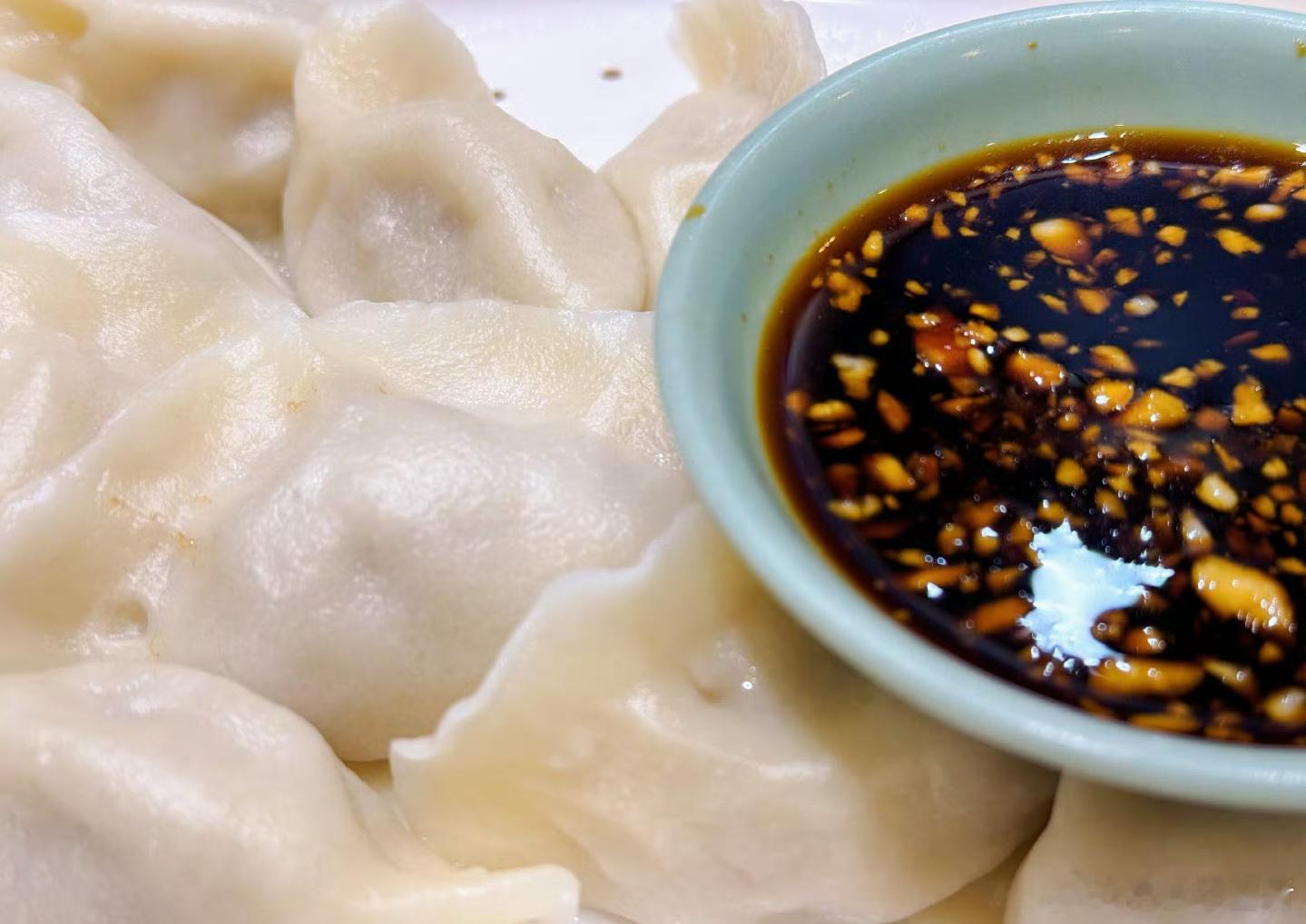 冬至 “冬至不端饺子碗，冻掉耳朵没人管，”俺们要吃饺子了，你们哪儿冬至吃什么？ 