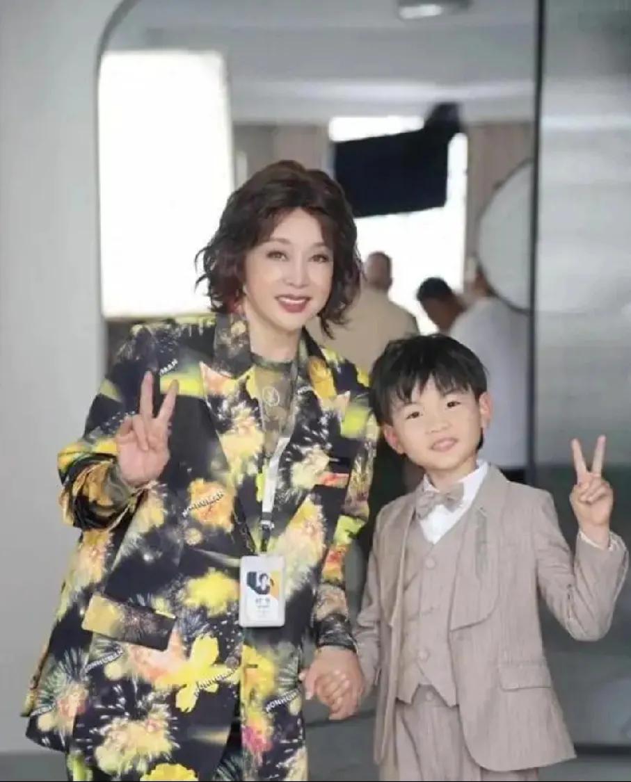 74岁刘晓庆剪短发太惊艳！穿西装阔腿裤，精气神碾压小年轻
 
谁懂啊！74岁刘晓
