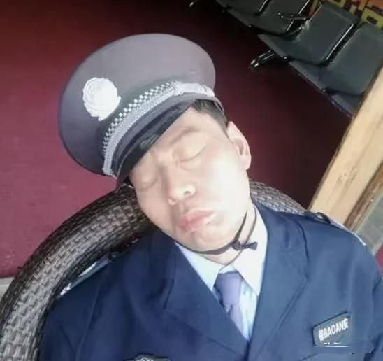 小区里部分保安年龄偏大，让业主哭笑不得：有的保安牙齿都没几颗，司机路过不敢鸣笛，