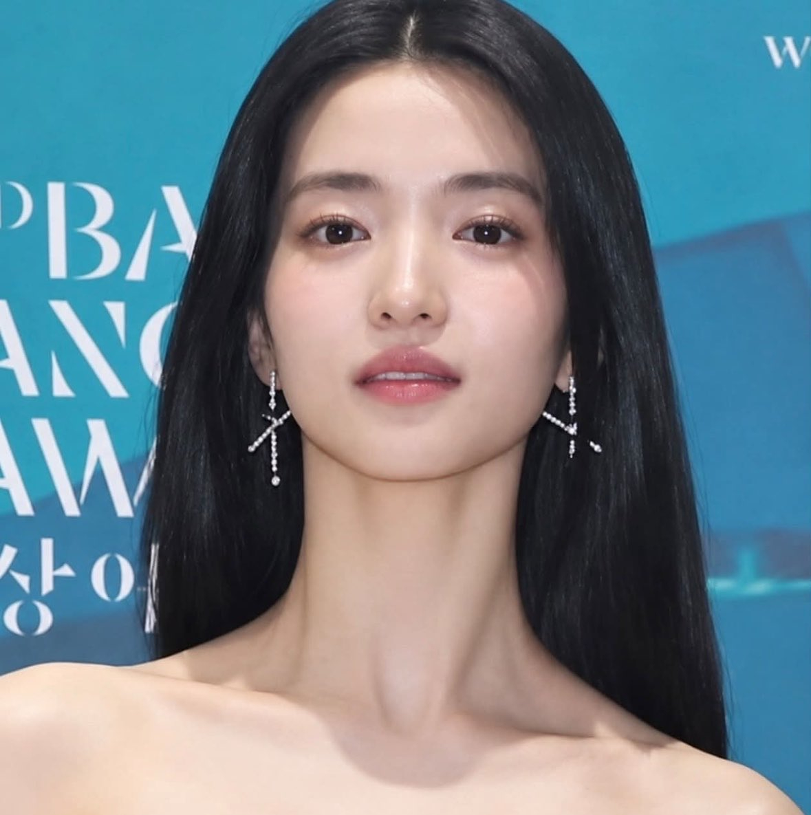 她怎么脖子突然这么长了 ​​​