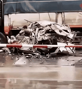 这都能没事？看完真的忍不住感叹，命运的奇迹有时真的猝不及防！
 
视频里那辆车撞