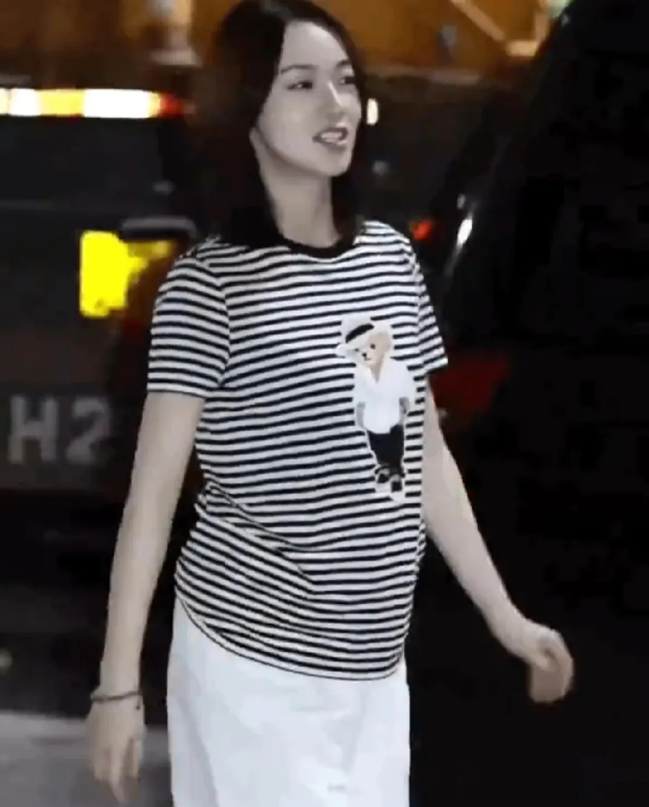 吴谨言引发热议！传闻她因怀孕而急于结婚。有爆料称，吴谨言近期四肢纤细但走路姿势怪