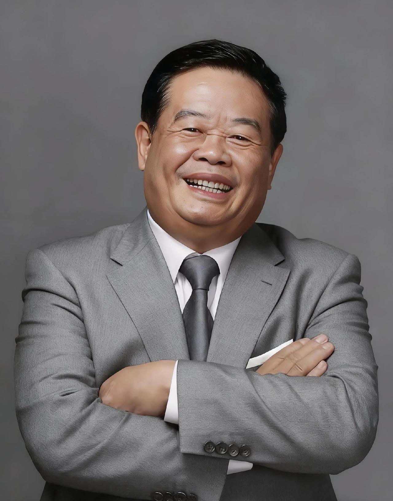 曹德旺说：
为什么只招50个学生？
学校能装1.6万人，但第一年只招50个，就是