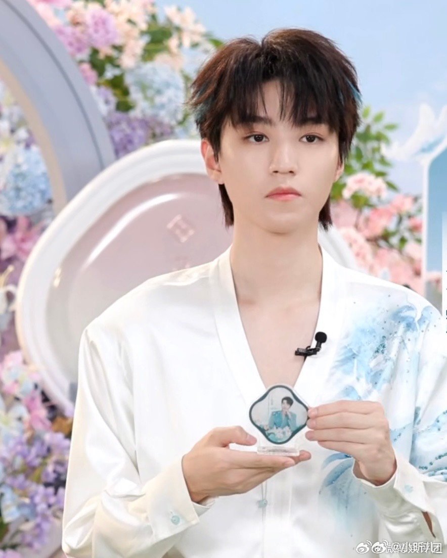 王俊凯东方公子清风伴少年，折扇映风雅～王俊凯这东方公子气质真的独一份！内敛又俊秀