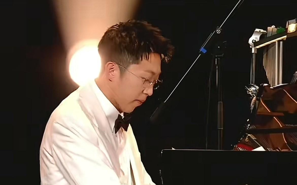 汉森摔碎吉他那一刻，台下死寂。
五年前，成都春熙路冷风里，宇辉扔给他五百块：“明