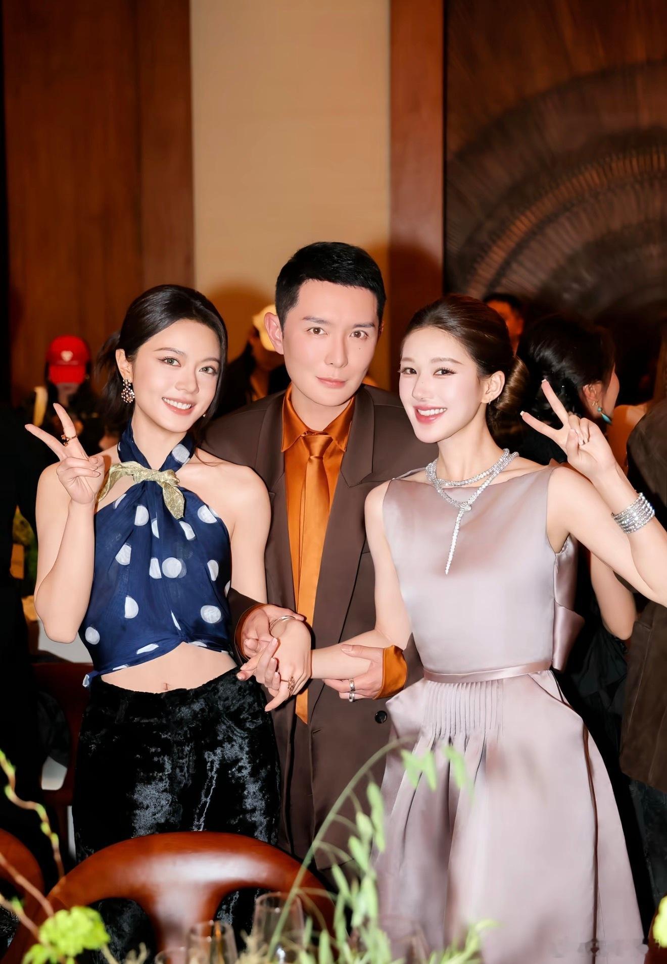 我真的要哭了….我最爱的两位女孩合影了 请永远走花路！！！ 