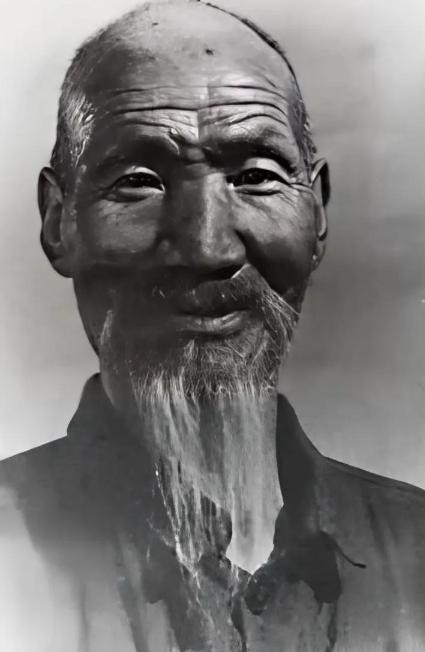 1937年，17岁战士深山迷路时，在古庙遇一位51岁老道，便想留下来养伤，老道却