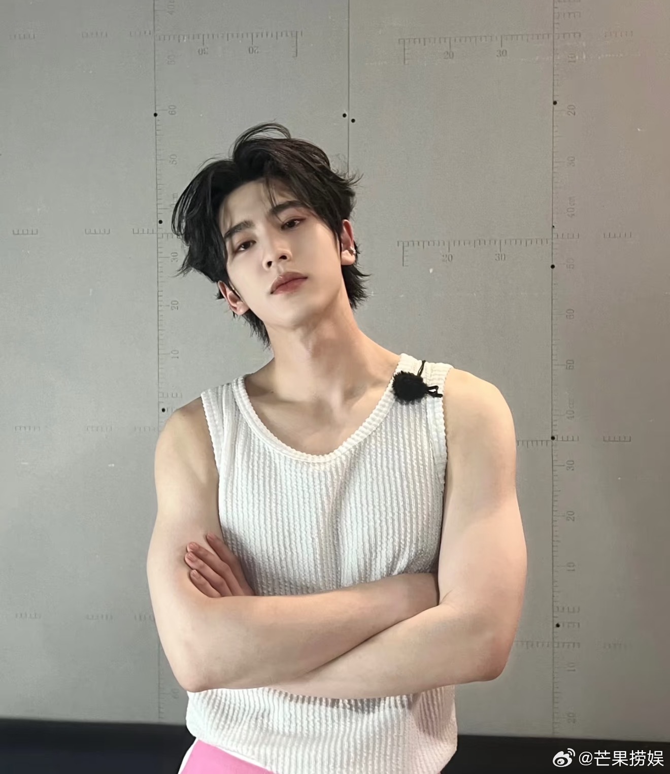 张凌赫牛牛幸福到冒泡啊啊啊是谁这么损呢！看得这么仔细，真受不了了hhhhh张凌赫