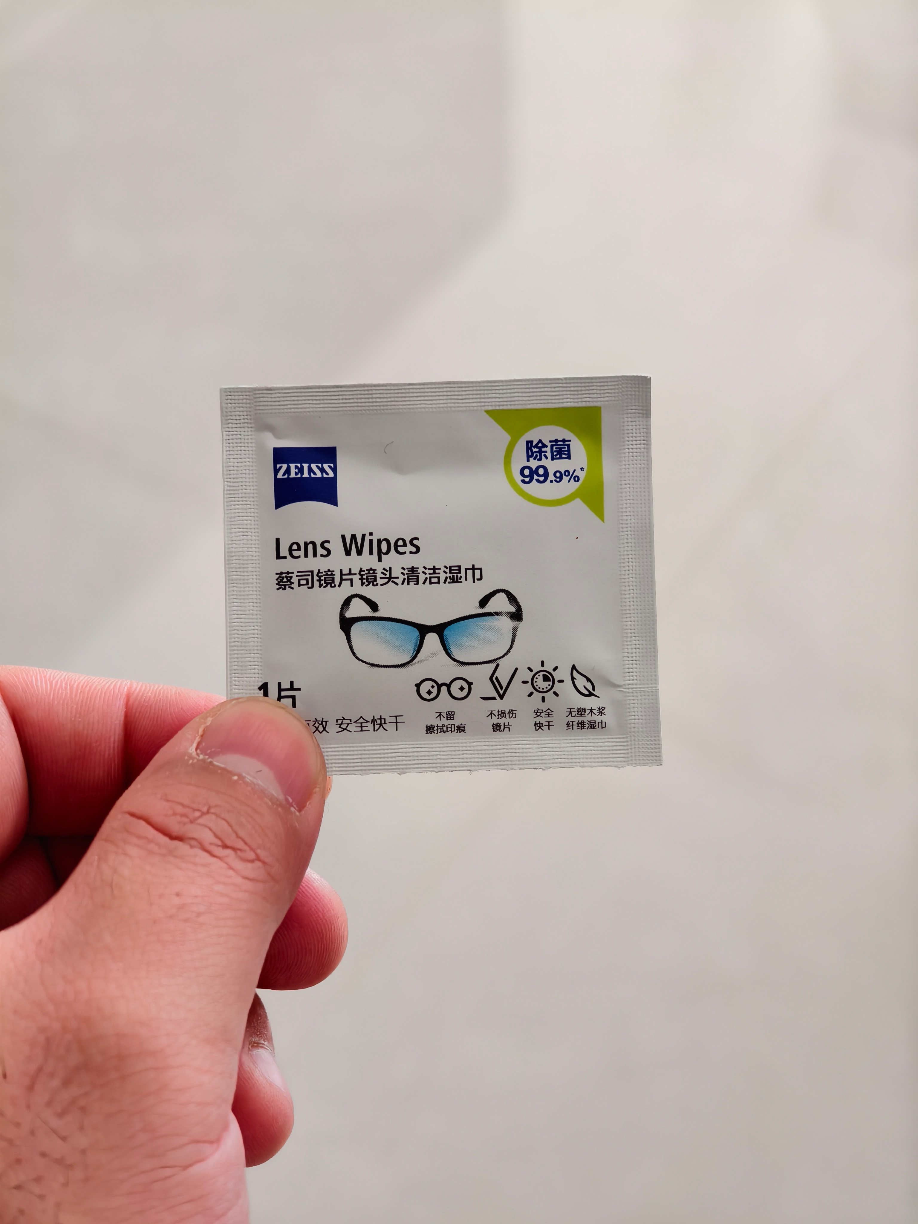 才知道眼镜布是不能用来擦眼镜的 眼镜店送的眼镜布，因为材质粗糙，不能够长时间擦眼