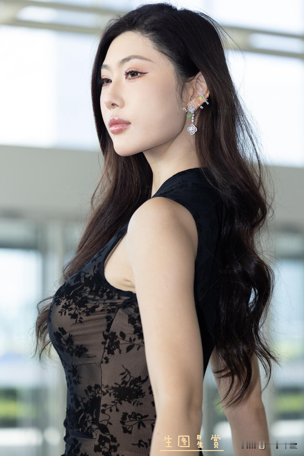 豹纹包臀裙搭配黑丝细高跟
完美展现凹凸有致的优越身材