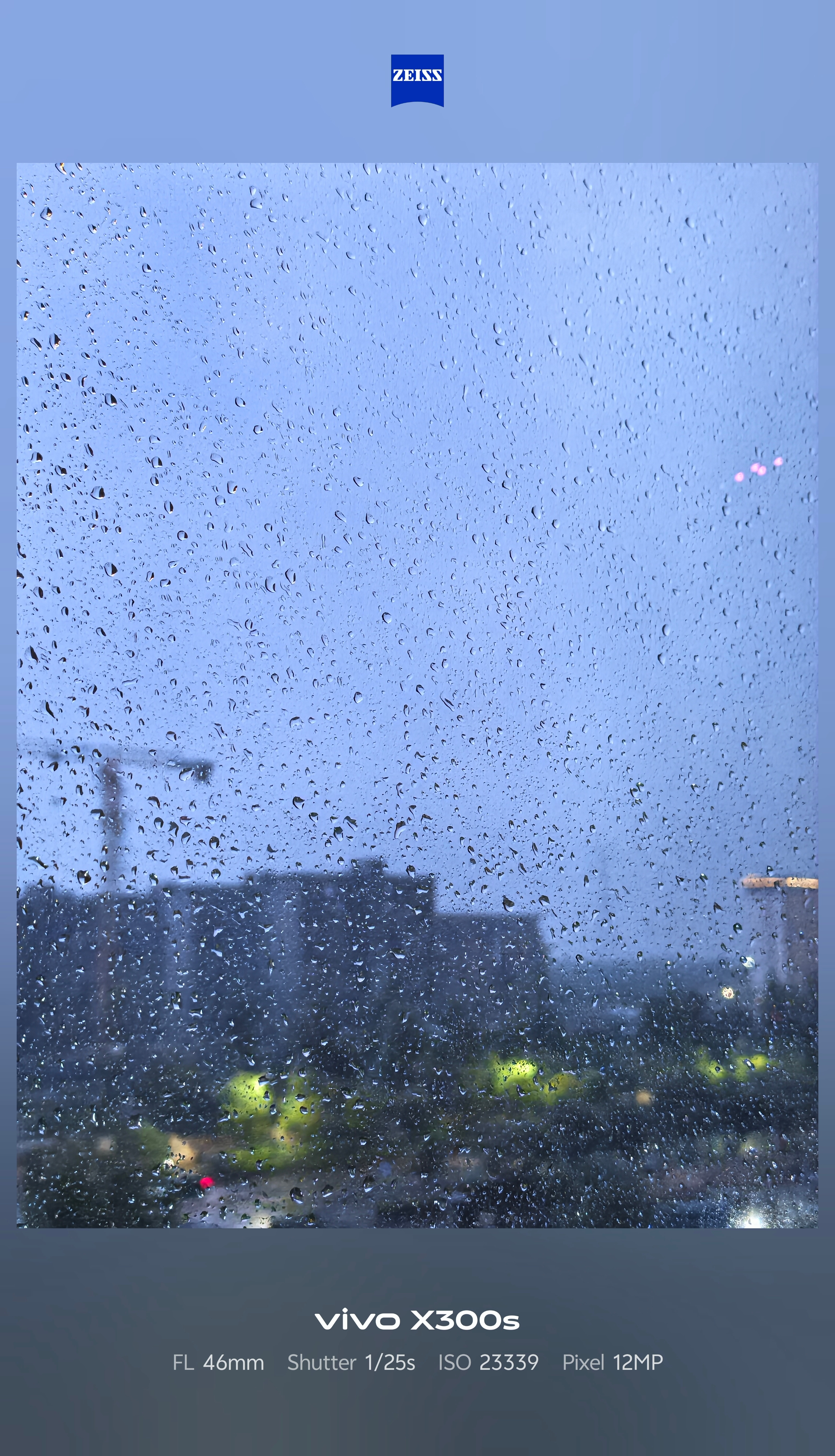这雨下的，跟往下倒一样，再配上狂风和闪电…… 