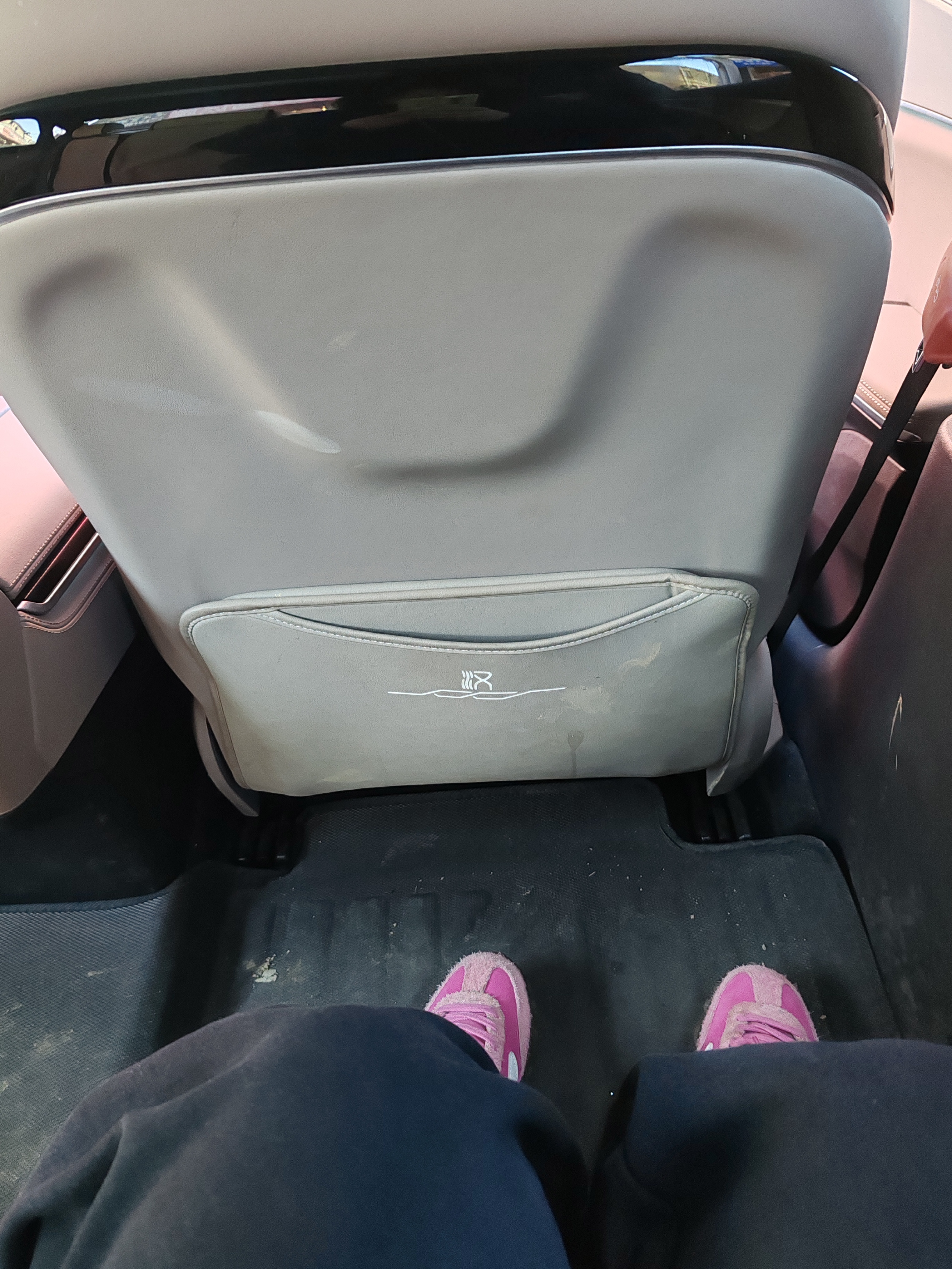 今天打车打到比亚迪汉，是个美丽的姐姐开的，空间真是宽松的可以躺，后排可以调空调哦